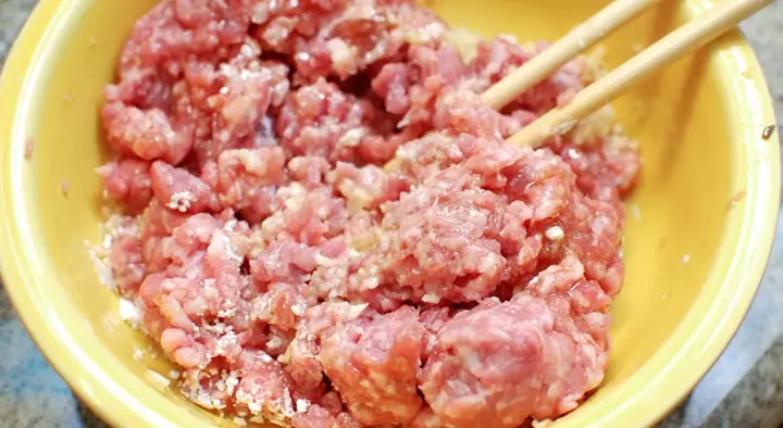 Ướp và xào thịt