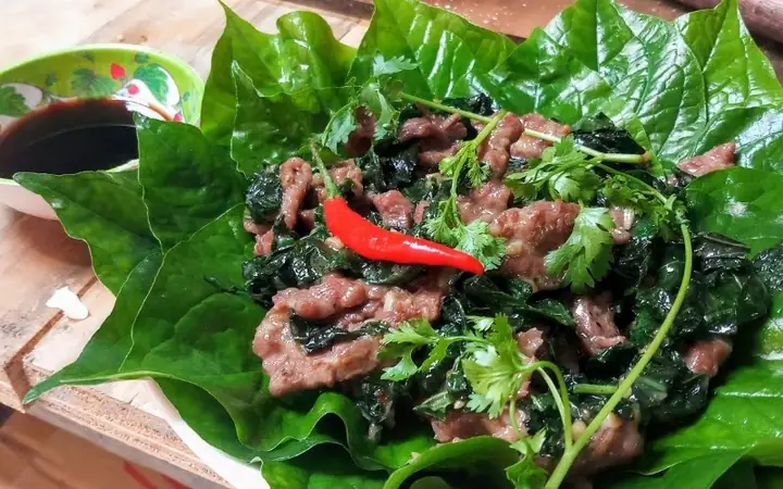 1. Thịt bê xào lá lốt