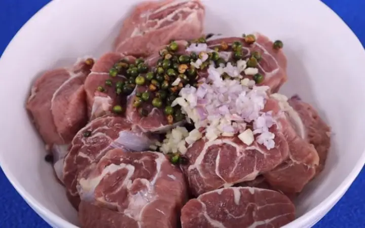 Bước 2: Ướp thịt bò
