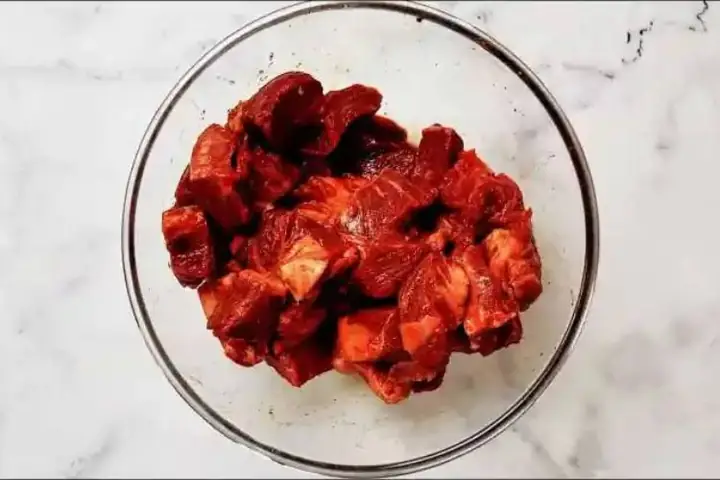 Bước 2: Ướp thịt bò kho