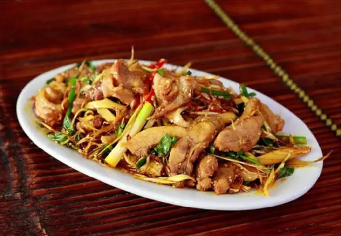 Thịt đà điểu xào sả ớt thơm nức mũi