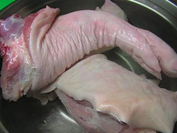 Bước 2: Làm sạch thịt chân giò và tai heo