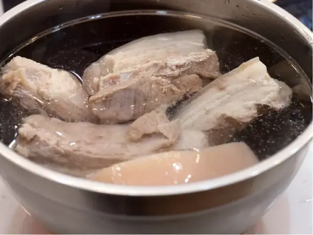 Bước 1: Chuẩn bị nguyên liệu, sơ chế để làm thịt kho tàu ngày tết