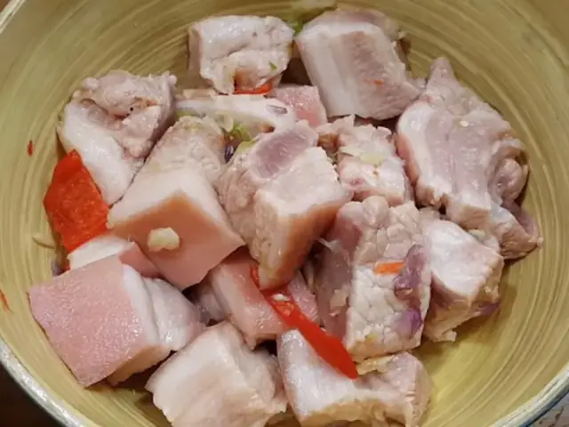 Bước 2: Bật mí cách ướp thịt kho tàu ngày tết ngon