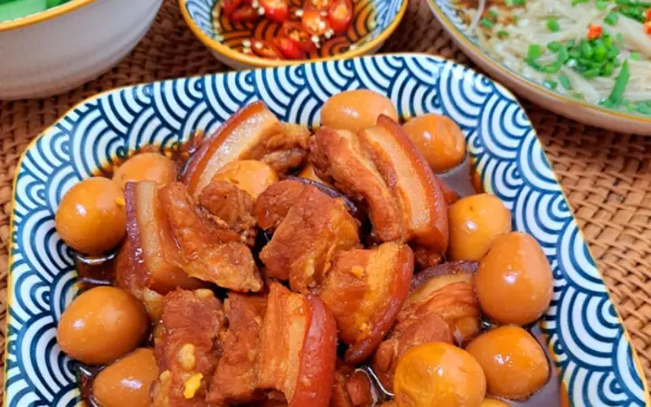 Thịt kho tàu làmón ănvô cùng quen thuộc với mỗi gia đình người Việt. Miếng thịt kho thơm lừng, chín mềm, béo ngậy cùng với vị bùi bùi của trứng. Tham khảo ngay bài viết dưới đây để biết cách nấu thịt kho tàu với gói gia vị một cách đơn giản nhé!