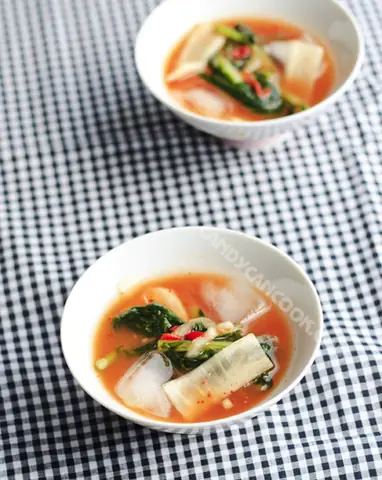 Kim chi củ cải non (Yeolmu mulkimchi) gợi nhớ mùa hè