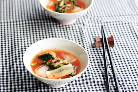 Kim chi củ cải non (Yeolmu mulkimchi) gợi nhớ mùa hè