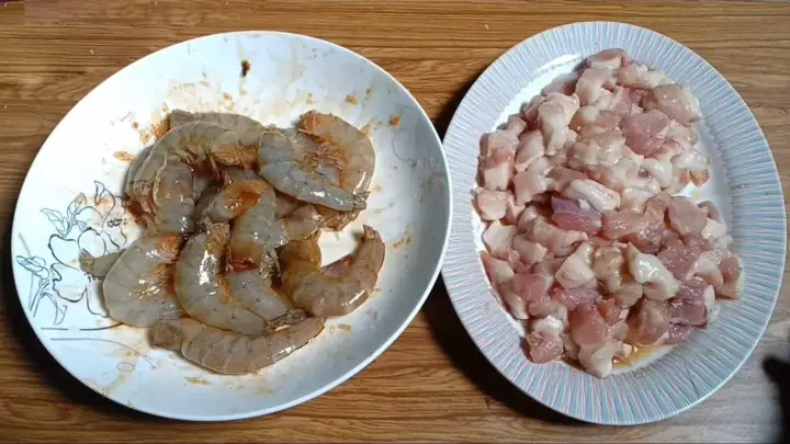 – Bước 4: Ướp tôm và thịt ba rọi với gia vị – Bước 4: Ướp tôm và thịt ba rọi với gia vị