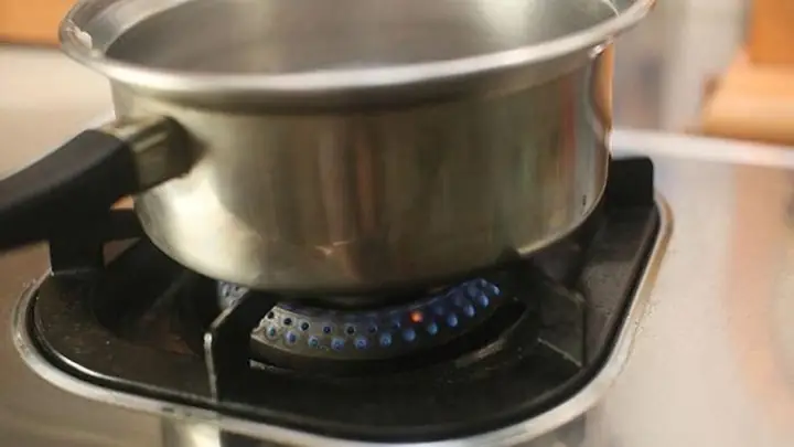 1Luộc thịt heo với lửa nhỏ