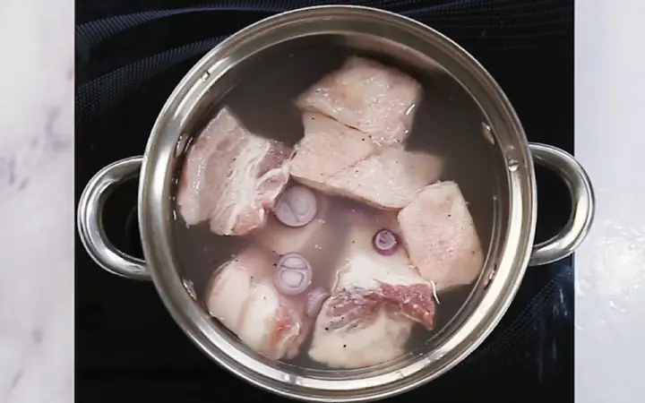 1Luộc thịt heo với lửa nhỏ