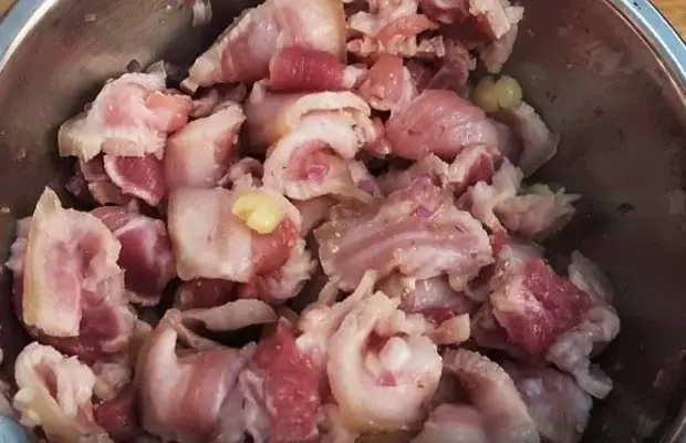 Bước 3: Ướp thịt ba rọi