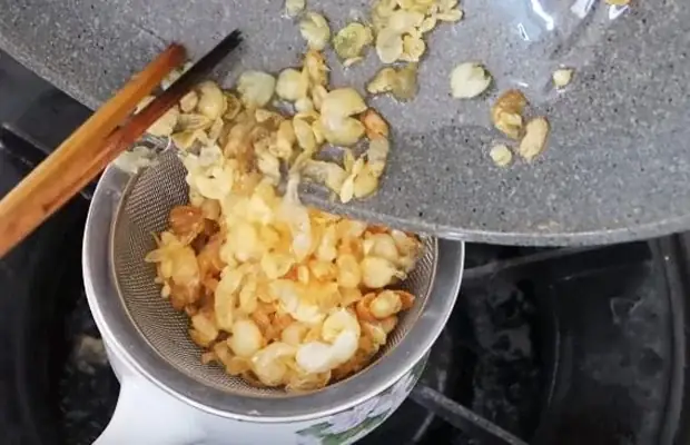 Bước 5: Phi thơm nén