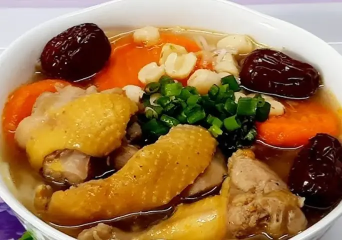 Chiên gà và hầm gà hạt sen