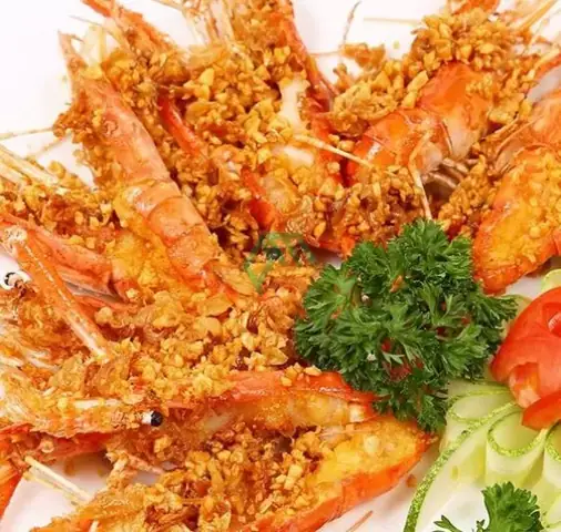 Tôm cháy tỏi thơm ngon, giòn rụm