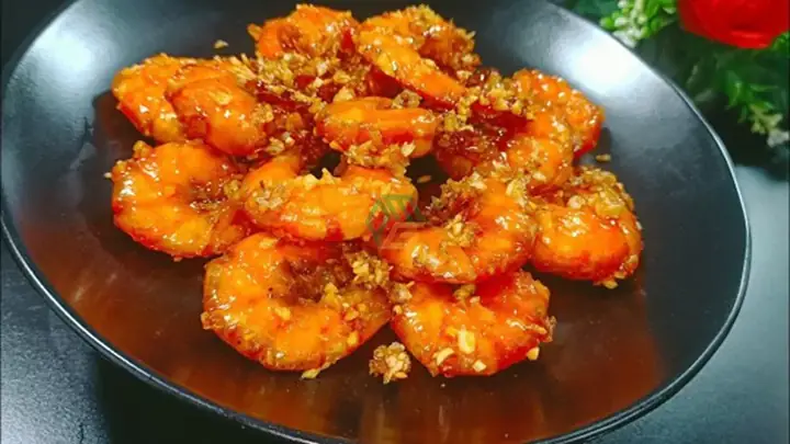 Bước 4: Thêm tỏi cháy