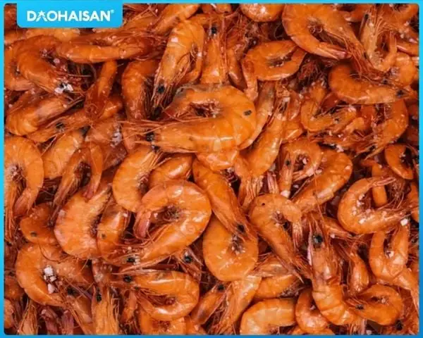 Sơ chế và tiến hành luộc tôm Sơ chế và tiến hành luộc tôm