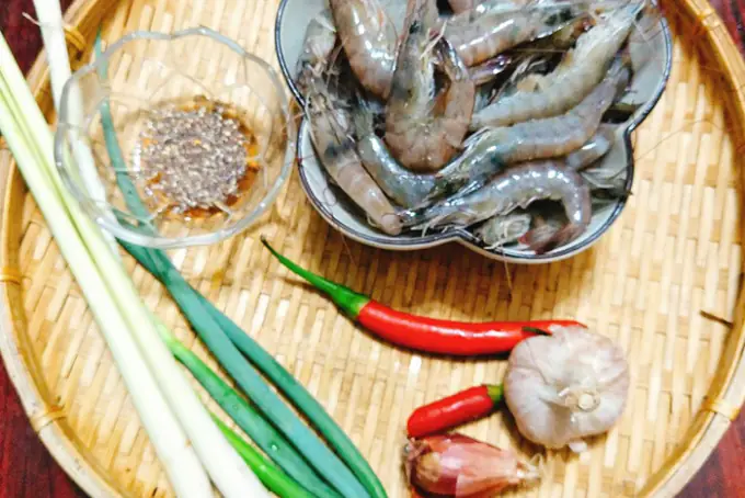 1. Nguyên liệu làm tôm rim mặn ngọt