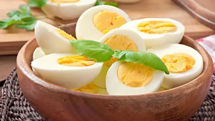 Luộc trứng bằng lò vi sóng có nổ không? Cách luộc đúng chuẩn