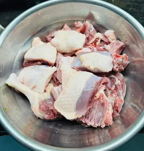 Nồi vịt om sấu có vịt cỏ, nắm rau muống, mấy củ khoai sọ...