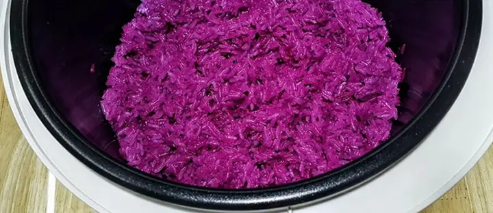 Thực hiện cách nấu xôi lá cẩm bằng nồi cơm điện