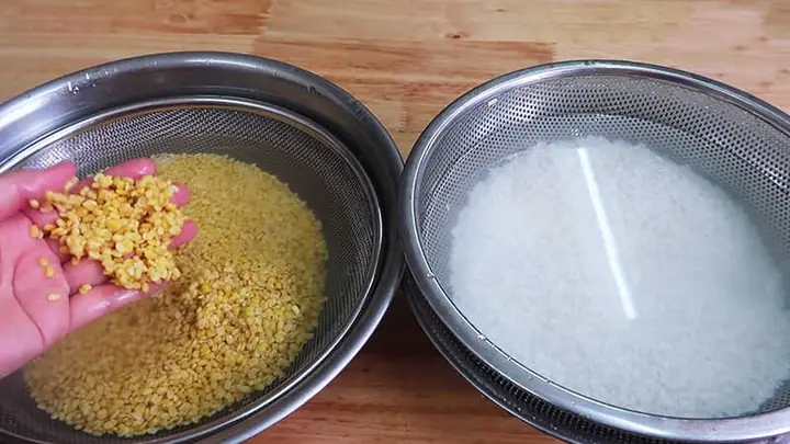 Bước 1: Ngâm gạo nếp và đậu xanh