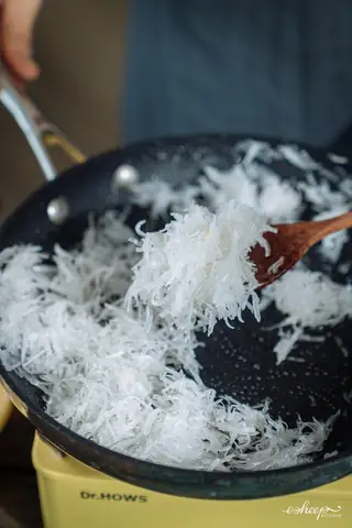 Cuối tuần, chị em nội trợ hãy vào bếp trổ tài nấu món xôi cốm, chè cốm hạt sen chuẩn vị Hà Nội để gia đình cùng thưởng thức. Cuối tuần, chị em nội trợ hãy vào bếp trổ tài nấu món xôi cốm, chè cốm hạt sen chuẩn vị Hà Nội để gia đình cùng thưởng thức.