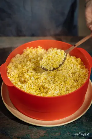 Cuối tuần, chị em nội trợ hãy vào bếp trổ tài nấu món xôi cốm, chè cốm hạt sen chuẩn vị Hà Nội để gia đình cùng thưởng thức. Cuối tuần, chị em nội trợ hãy vào bếp trổ tài nấu món xôi cốm, chè cốm hạt sen chuẩn vị Hà Nội để gia đình cùng thưởng thức.