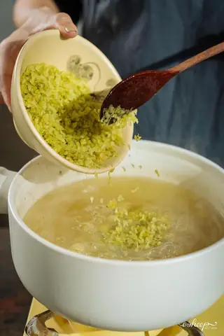 Cuối tuần, chị em nội trợ hãy vào bếp trổ tài nấu món xôi cốm, chè cốm hạt sen chuẩn vị Hà Nội để gia đình cùng thưởng thức. Cuối tuần, chị em nội trợ hãy vào bếp trổ tài nấu món xôi cốm, chè cốm hạt sen chuẩn vị Hà Nội để gia đình cùng thưởng thức.