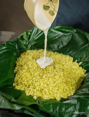 Cuối tuần, chị em nội trợ hãy vào bếp trổ tài nấu món xôi cốm, chè cốm hạt sen chuẩn vị Hà Nội để gia đình cùng thưởng thức. Cuối tuần, chị em nội trợ hãy vào bếp trổ tài nấu món xôi cốm, chè cốm hạt sen chuẩn vị Hà Nội để gia đình cùng thưởng thức.