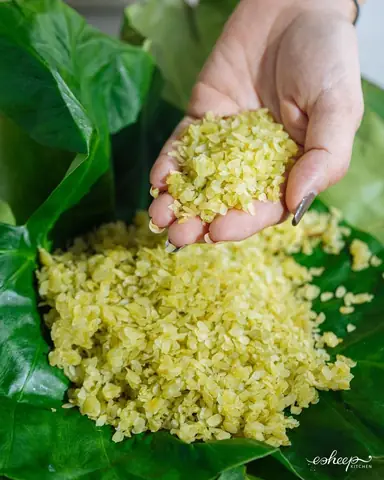 Cuối tuần, chị em nội trợ hãy vào bếp trổ tài nấu món xôi cốm, chè cốm hạt sen chuẩn vị Hà Nội để gia đình cùng thưởng thức.