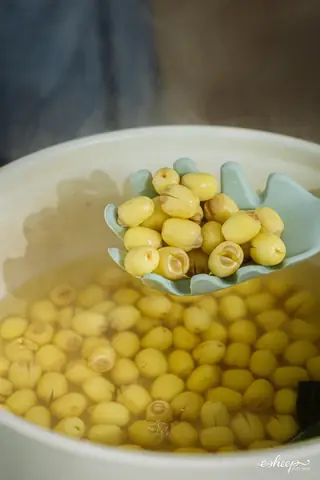 Cuối tuần, chị em nội trợ hãy vào bếp trổ tài nấu món xôi cốm, chè cốm hạt sen chuẩn vị Hà Nội để gia đình cùng thưởng thức. Cuối tuần, chị em nội trợ hãy vào bếp trổ tài nấu món xôi cốm, chè cốm hạt sen chuẩn vị Hà Nội để gia đình cùng thưởng thức.