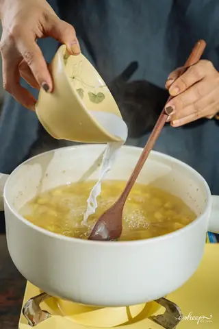 Cuối tuần, chị em nội trợ hãy vào bếp trổ tài nấu món xôi cốm, chè cốm hạt sen chuẩn vị Hà Nội để gia đình cùng thưởng thức. Cuối tuần, chị em nội trợ hãy vào bếp trổ tài nấu món xôi cốm, chè cốm hạt sen chuẩn vị Hà Nội để gia đình cùng thưởng thức.