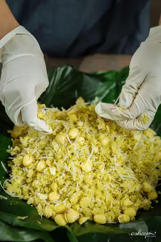 Cuối tuần, chị em nội trợ hãy vào bếp trổ tài nấu món xôi cốm, chè cốm hạt sen chuẩn vị Hà Nội để gia đình cùng thưởng thức. Cuối tuần, chị em nội trợ hãy vào bếp trổ tài nấu món xôi cốm, chè cốm hạt sen chuẩn vị Hà Nội để gia đình cùng thưởng thức.