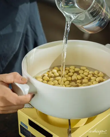 Cuối tuần, chị em nội trợ hãy vào bếp trổ tài nấu món xôi cốm, chè cốm hạt sen chuẩn vị Hà Nội để gia đình cùng thưởng thức. Cuối tuần, chị em nội trợ hãy vào bếp trổ tài nấu món xôi cốm, chè cốm hạt sen chuẩn vị Hà Nội để gia đình cùng thưởng thức.