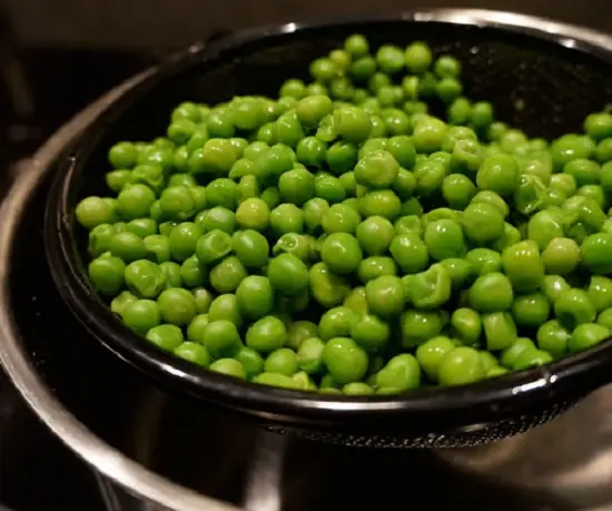 Bước 1: sơ chế nguyên liệu làm món xôi lạp xưởng đậu Hà Lan.