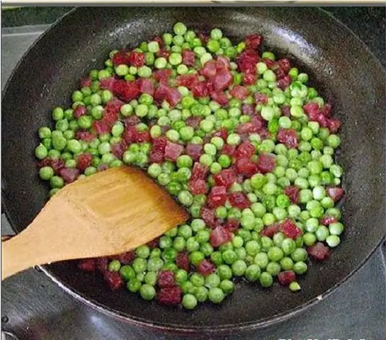 Bước 2: các bước thực hiện món xôi lạp xưởng đậu Hà Lan.