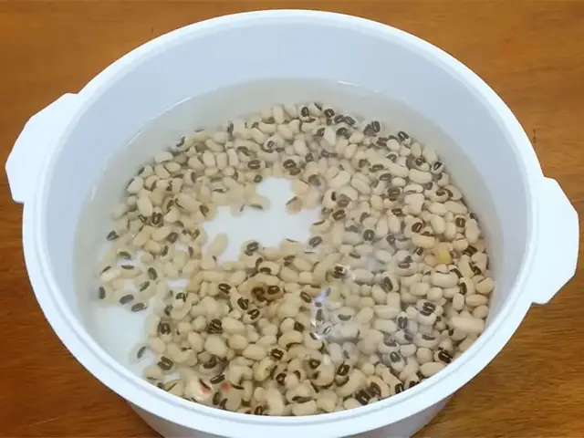 2. Cách nấu xôi đậu trắng béo bùi ăn là mê cùng nước cốt dừa 2. Cách nấu xôi đậu trắng béo bùi ăn là mê cùng nước cốt dừa