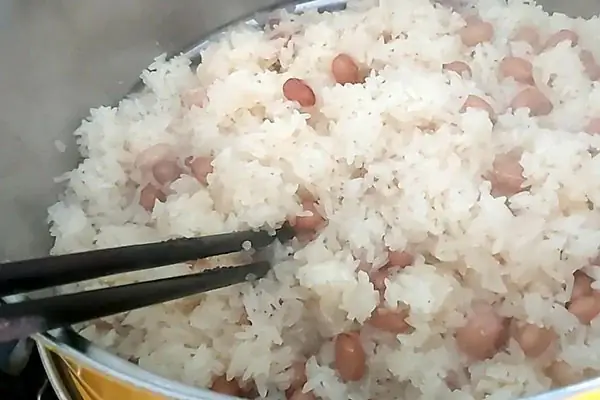 Bước 2: Cách nấu xôi bằng chõ (xửng) Bước 2: Cách nấu xôi bằng chõ (xửng)