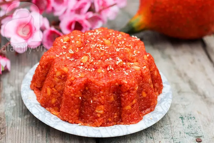 Xôi gấc vò hạt sen với vị dẻo thơm của nếp, bùi bùi của hạt sen và vị ngọt nhẹ của đường hòa quyện cùng nhau khiến cho món xôi trở nên cực kỳ hấp dẫn.