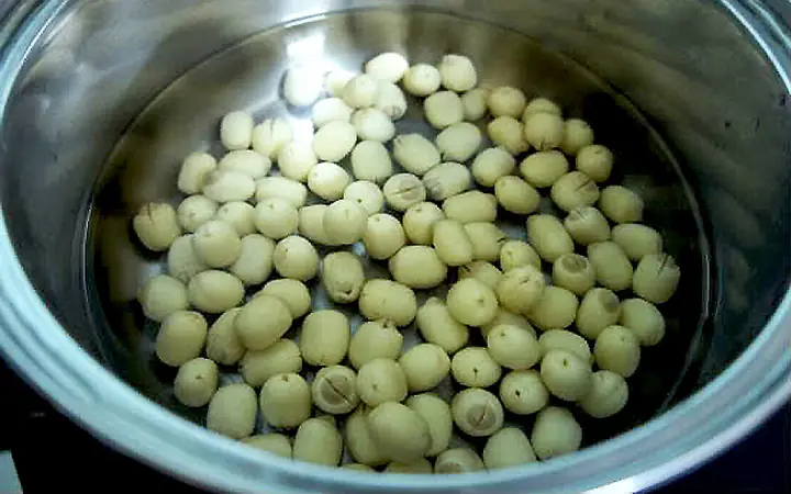 Cách nấu xôi gấc ngon béo với hạt sen