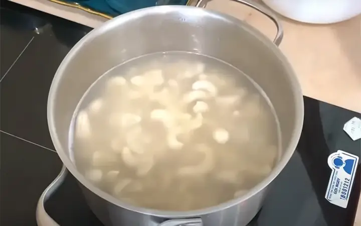 Bước 1: Ngâm Và Luộc Hạt Điều Bước 1: Ngâm Và Luộc Hạt Điều