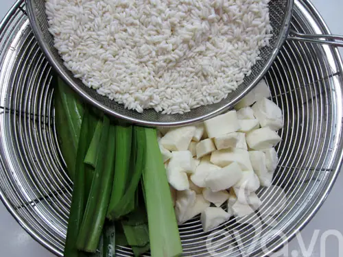 Dù nấu bằng nồi cơm điện nhưng món xôi khoai mì vẫn dẻo thơm, ngon ngọt và béo ngậy.