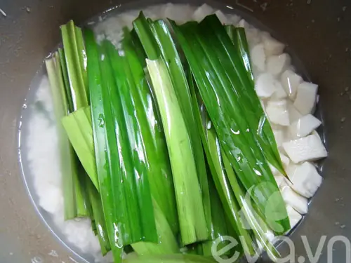 Dù nấu bằng nồi cơm điện nhưng món xôi khoai mì vẫn dẻo thơm, ngon ngọt và béo ngậy.