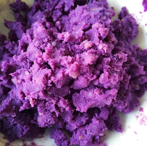 Món xôi khoai lang tím thơm ngon, đẹp mắt và dễ làm chắc chắn sẽ làm hài lòng các thành viên trong gia đình.