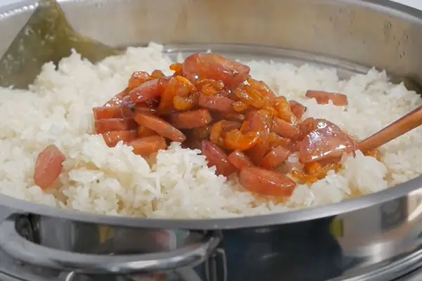 Sơ chế nếp và nấu xôi mặn