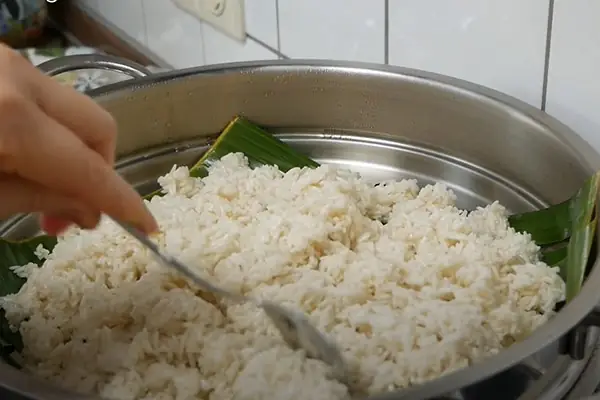 Sơ chế nếp và nấu xôi mặn