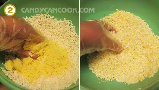 Trộn 1/3 chỗ đậu xanh nhuyễn với gạo rồi đem hấp