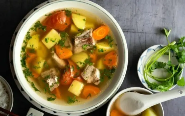 3.2. Cách nấu canh xương bò hầm với khoai tây 3.2. Cách nấu canh xương bò hầm với khoai tây