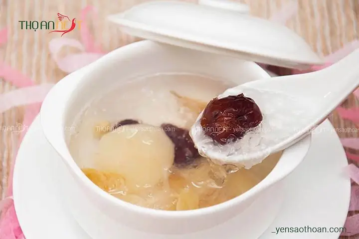 6. Yến chưng táo đỏ nhãn nhục cải thiện kém ăn, bồi bổ khí huyết