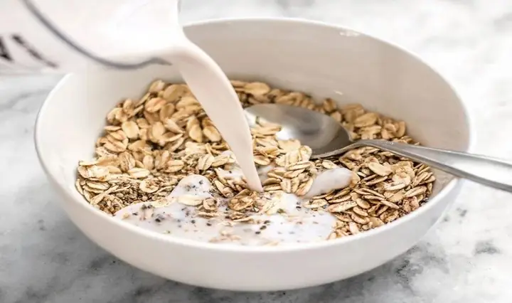 3.2 Yến mạch giảm cân với sữa chua hạt chia